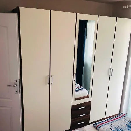 雅得罗旅馆 罗维尼